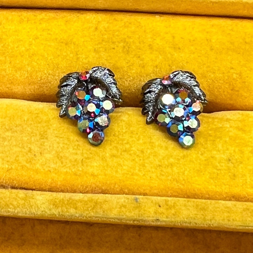 Vintage Brand Grape 🍇 Stud Earrings!